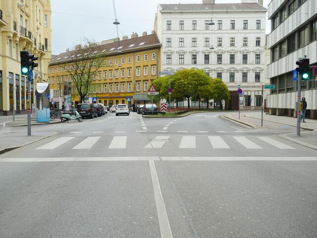 Die Favoritenstraße zwischen Erzherzog-Johann-Platz und Irene-Harand-Platz wird umgestaltet und erhält einen Zweirichtungsradweg. | Foto: Maximilian Spitzauer