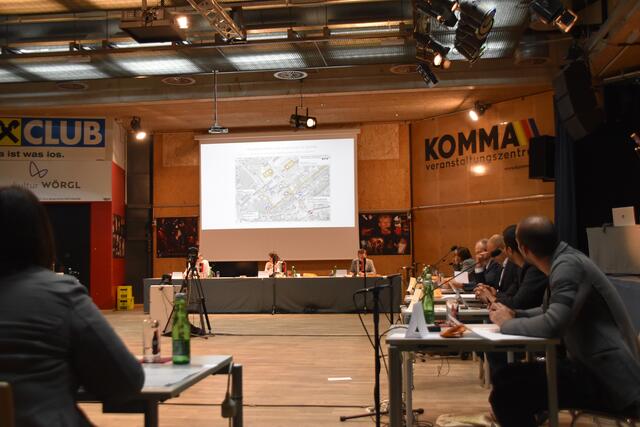 Dem Wörgler Gemeinderat wurde in seiner letzten Sitzung ein vorgezogenes Verkehrskonzept für das Pflichtschulzentrum vorgelegt. Nun können Eltern mit dem Auto nicht mehr direkt vor die Schule fahren.  | Foto: Barbara Fluckinger