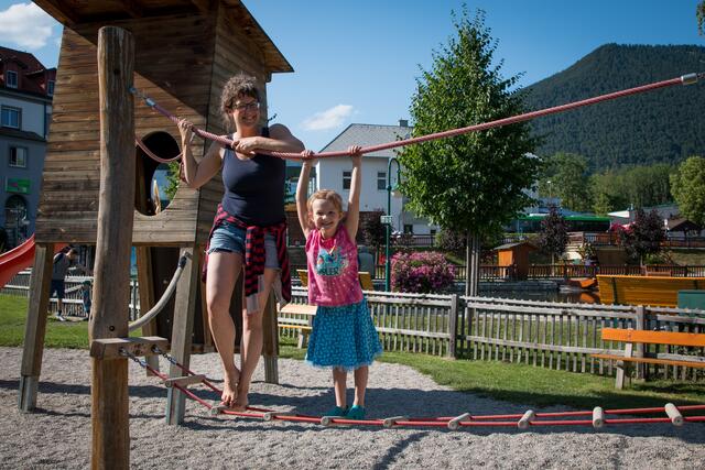 Mama Julia und Tochter Rosina genießen regelmäßig den Spielplatz beim Kurparkteich. | Foto: Eva R.