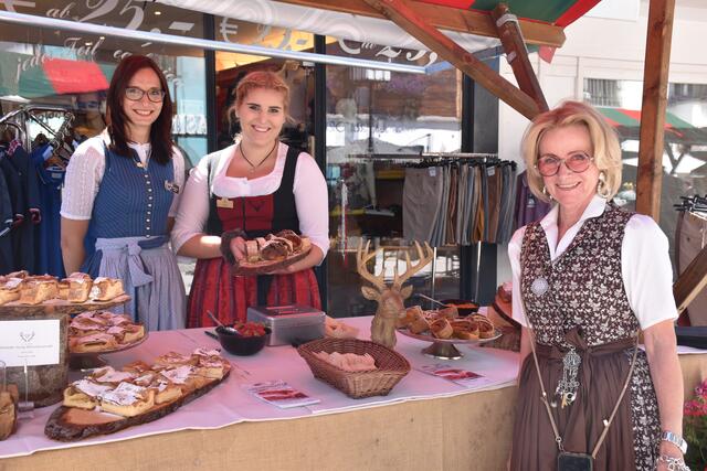 Elisabeth Gürtler(r.) zu Besuch beim Astoria-Strudelstand. | Foto: Lair