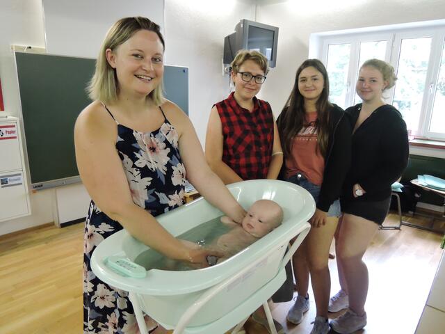 Natalie Scherscher mit Sohn Johannes; Anna Six-Hönigl, Sophie Edermayr und Stefanie Papacek. | Foto: FSB