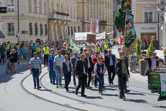 Tiroler Landwirte mit einem lautstarken und sichtbaren Zeichen in der Maria-Theresien-Straße. | Foto: zeitungsfoto.at