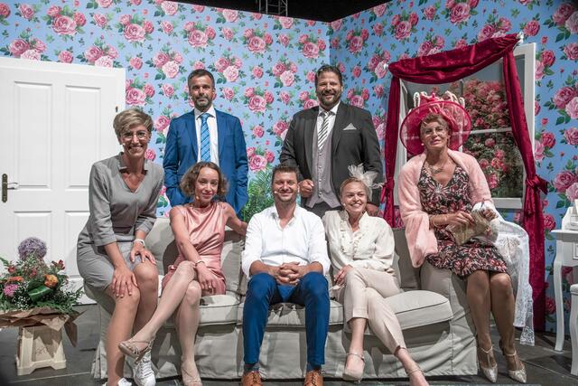 Gelungene Premiere: Das Theaterensemble Komödie 9020 mit ihrem Obmann Christian Habich (im Bild 2. Reihe rechts) sorgte mit einer perfekten Inszenierung des Stückes "Ein Traum von Hochzeit" für Lachen ohne Ende.
