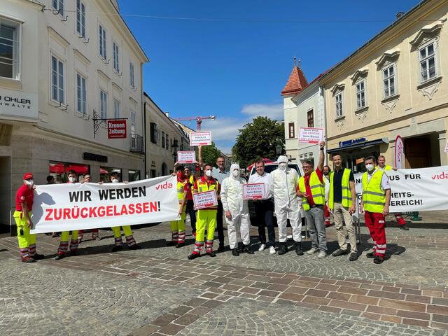 Rettungssanitäter von Rotem Kreuz und Arbeitersamariterbund (ASB) – vertreten durch Rot-Kreuz-Betriebsrat Josef Koch und Michael Fazekas vom ASB – trafen sich gemeinsam mit der Gewerkschaft vida zur Protestaktion in Eisenstadt.  | Foto: ÖGB