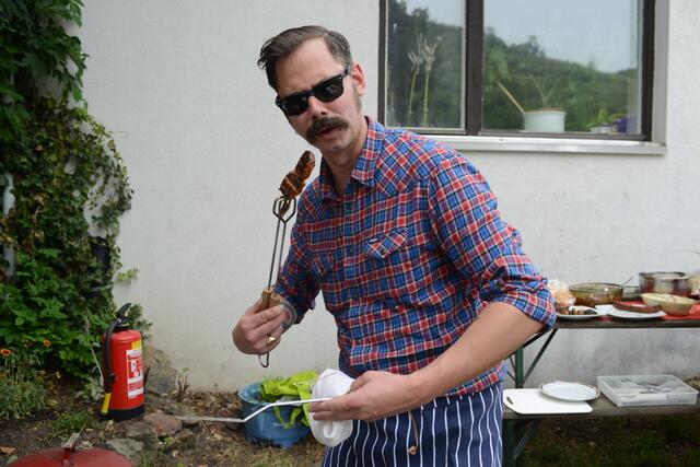 Mario "Modsarella" Cerneti, Sänger der Band "Wise Monkeys, war als Grillmeister im Einsatz.