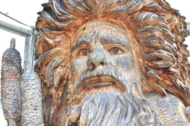 Motorsägen-Holzschnitzkunst: Sagenfigur von Ernst Adelsberger beim Donaualtarm in Wallsee.