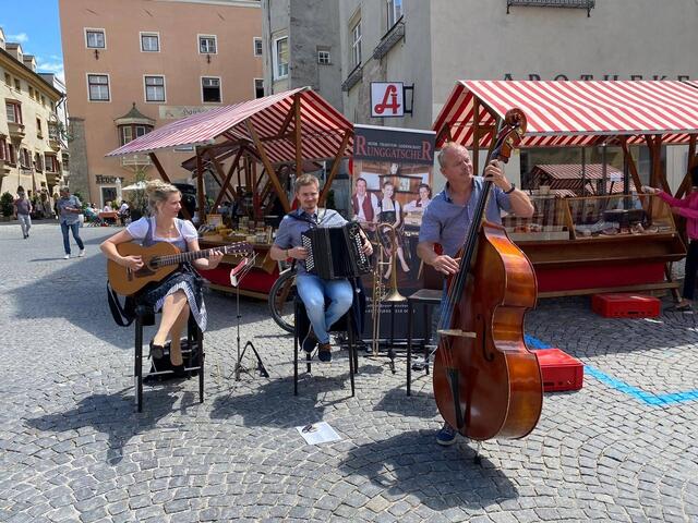 Musik mit Familie Runggatscher am Oberen Stadtplatz beim Haller Bauernmarkt. | Foto: Stadtmarketing Hall in Tirol
