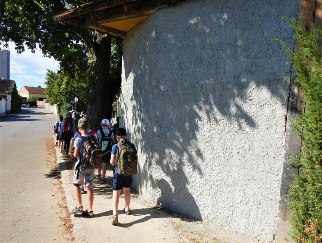 Volksschüler beim Passieren des besagten Gehsteiges und Stadels in der Kellermannstraße. | Foto: Josef Kohzina 