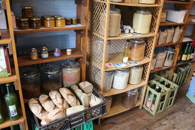 Brot, Getreide, Honig und Säfte - nur ein kleiner Ausschnitt des Angebots im Bio-Bauernladen. | Foto: Katrin Löschnig
