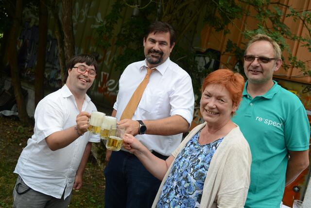 Chefkellner Christoph Buchmüller versorgte Bgm. Stefan Steinbichler, Obfrau Marga Schmidl und re:spect-Geschäftsführer Robert Eder mit kühlblonden Getränken.