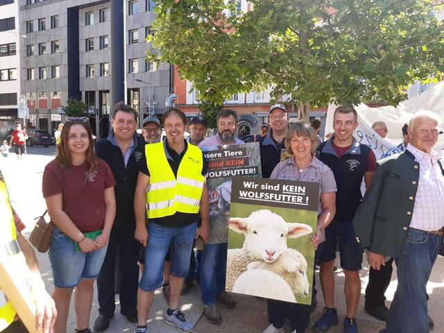 Obmann Martin Unsinn vom Schafzuchtverein Thaur demonstrierte vergangenen Samstag mit vielen anderen Schafzüchtern gegen den Wolf auf den Tiroler Almen. | Foto: Privat