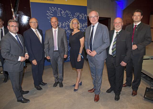 Ludwig Schleritzko, Karl Moser, Johannes Pressl, Johanna Mikl-Leitner, Stephan Pernkopf, Josef Balber und Paul Nemecek. | Foto: NÖ Gemeindebund