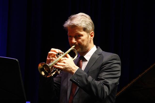 Auch Musikschuldirektor Josef Bratl spielte beim Benefizkonzert mit.