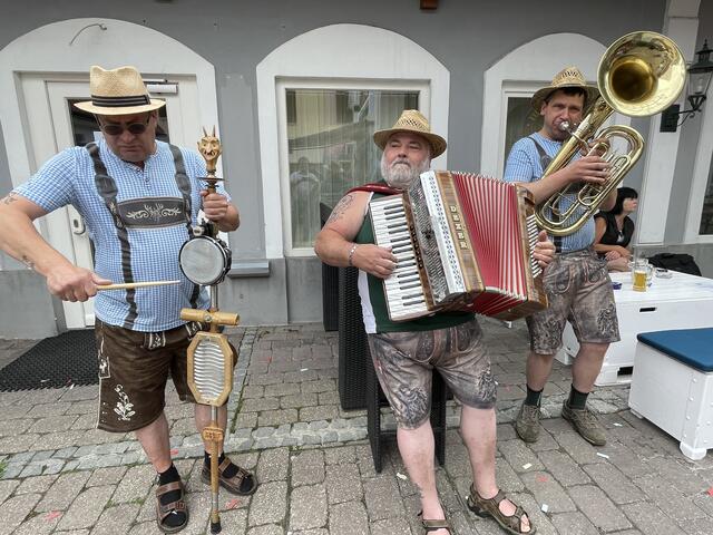 Mit einem zünftigen Frühschoppen wurde das einjährige Fest gefeiert. | Foto: Hofmüller (9x)