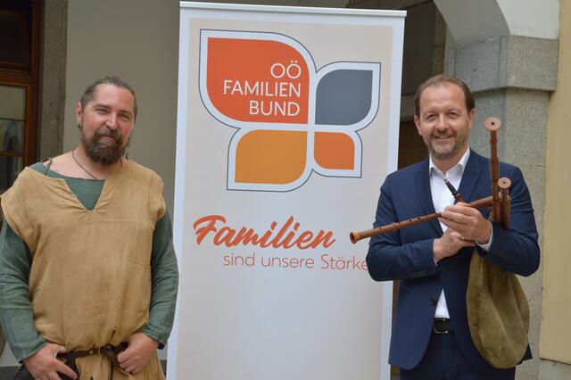 v.l.n.r.: Max Meßenböck, Künstler und Programmkoordinator und Bernhard Baier, Landesobmann OÖ Familienbund. | Foto: OÖ Familienbund