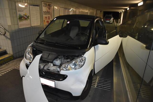 Die Flucht mit dem Auto endete in der Personenunterführung der Schnellbahn | Foto: LPD Wien