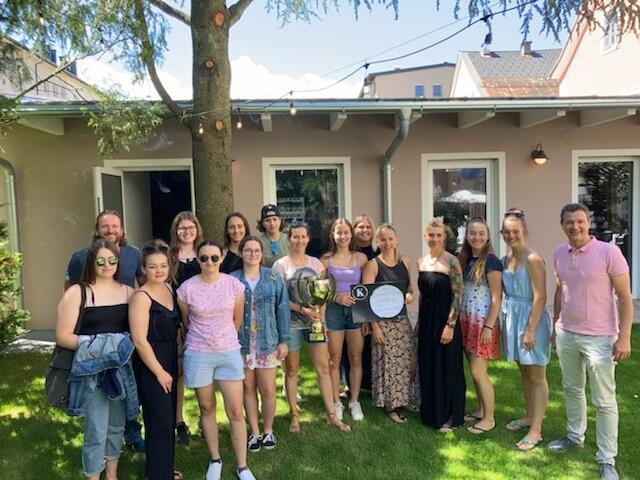 Nationalrat Peter Weidinger lud das Damen Eishockeyteam Ladyhawks Villach zum Frühstück ein. | Foto: KK