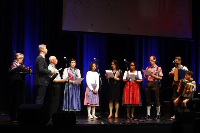 Die stimmegewaltige Familienmusik Pscheidt mit einigen Freunden auf der Kunsthaus Bühne in Weiz.