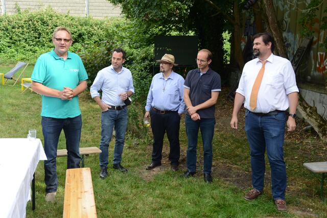 re:spect-Chef Robert Eder mit Vzbgm. Andreas Kirnberger, Pastoralassistent Björn Ziegerhofer, Jugendstadtrat Albrect Oppitz und Bgm. Stefan Steinbichler.