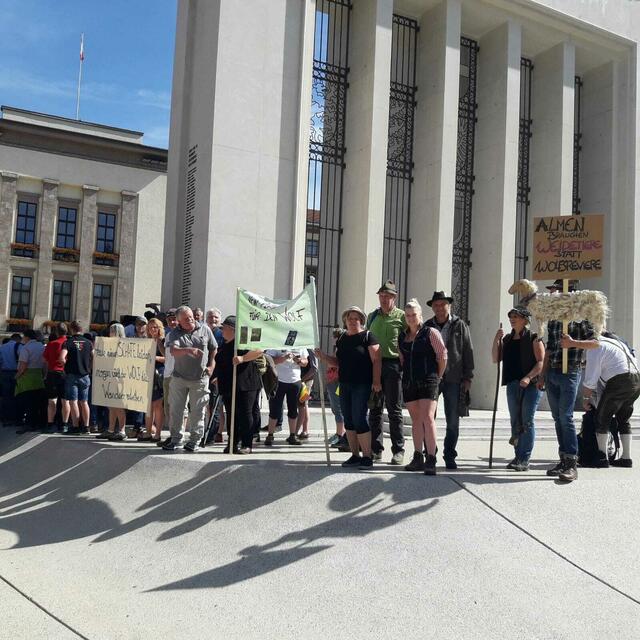 Auch aus dem Außerferner reisten Teilnehmer zur Demonstration an. Unser Bild zeigt einen Teil der Außerferner Gruppe. | Foto: Angerer