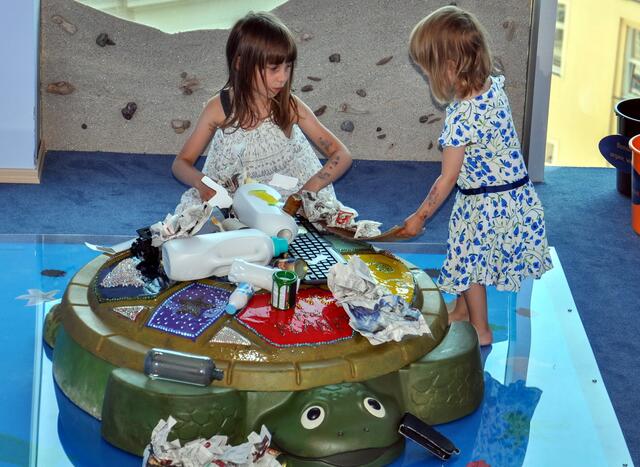 Kindern wird in der neuen Ausstellung im Haus des Meeres spielerisch gezeigt, wie viel Plastik im normalen Alltag verwendet wird. | Foto: HDM