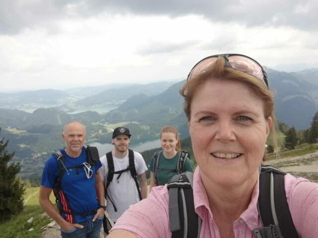 Gabriele Knauseder mit ihrer Familie beim Wandern.  | Foto: Knauseder