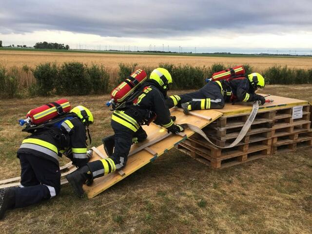 Voller Einsatz für die Atemschutzprüfung. | Foto: Foto: Reinhard Wilding 