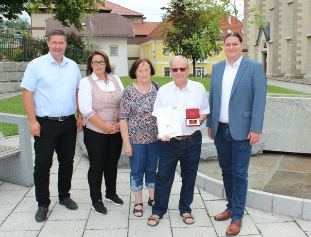 Ortsparteivorsitzender Markus Scheucher, Natternbachs SP-Bürgermeisterkandidatin Tanja Aigner, Rosa und Alois Kagerer und Bezirksparteivorsitzender Thomas Antlinger (v.l.). | Foto: SPÖ