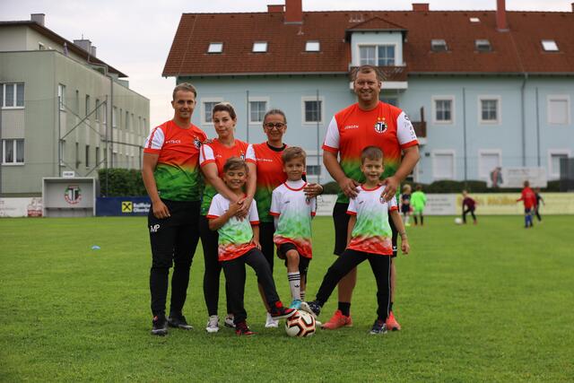 Eine große Familie: Bei ASKÖ Dionysen wird gemeinsam angepackt und zusammengehalten.  | Foto: Reischl