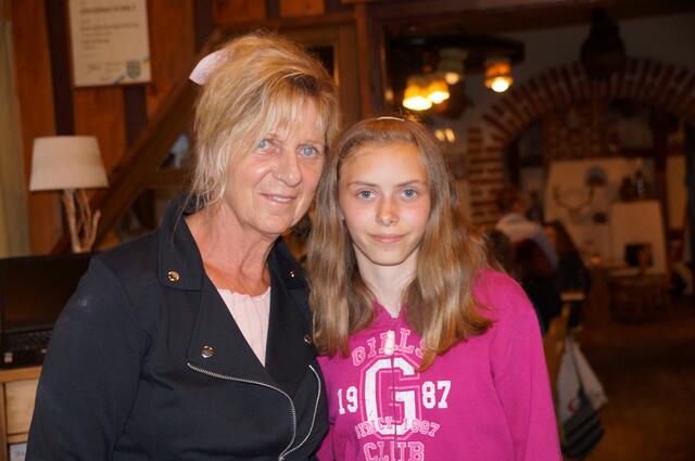 Zum Konzert von Robinson hat Elfriede Schatz ihre Enkelin Melissa Christof mitgenommen. 