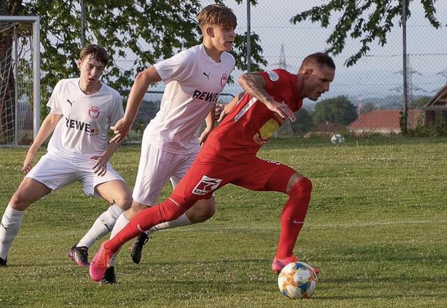 Peter Orosz (rote Dress) schoss die Vorchdorfer mit seinem Viererpack ins Finale.