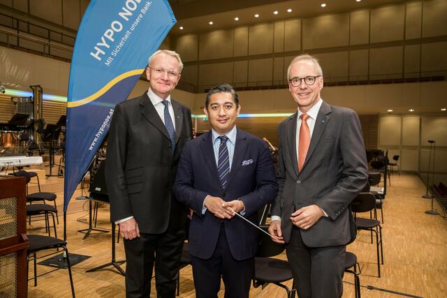 Die beiden HYPO NOE Vorstände Wolfgang Viehauser und Udo Birkner mit dem Dirigenten des Abends, Adrian Prabava | Foto: Hypo NÖ/ Lechner