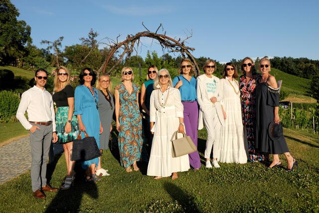 Brillenquartier-Geschäftsführer mit Kogel3-Chefin Trixi Drennig, Helga Kresnik und Designerin Katharina Schalger (4.5. und 6.v.li.) mit den Models.
 | Foto:  Josef Steiner