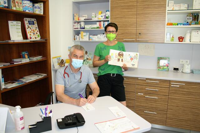 Kinderarzt Christian Mossier und Silke Reitbauer-Rieger mit dem „verschriebenen“ Kinderbuch „Dr. Maus kommt heut ins Haus“ | Foto: Stadtbücherei Bruck an der Mur