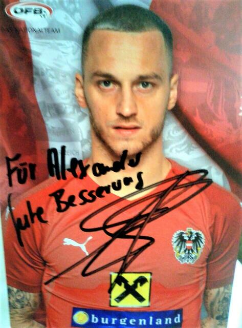 Groß war bei Alexander die Freude über ein persönliches Autogramm von Marko Arnautovic samt Genesungswünschen.  | Foto: Bianca Dorner