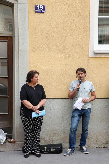 Heribert Macher-Kroisenbrunner verlas die Lebensgeschichten der Mitglieder der Familie Klinger. | Foto: Foto Freisinger/Russold