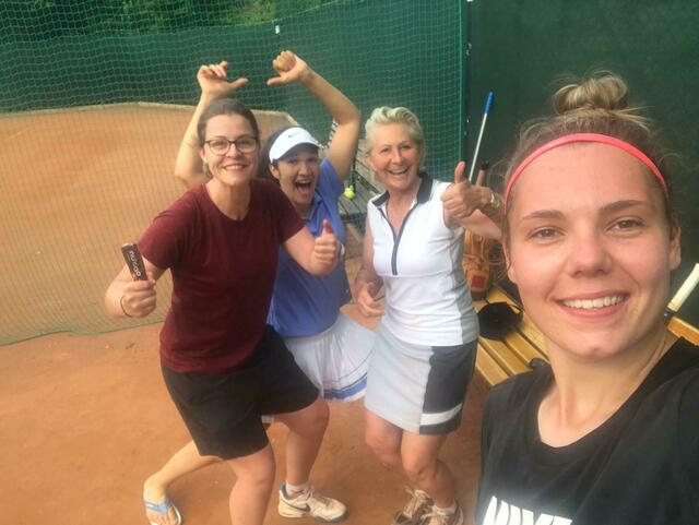 Frauenpower pur bei den Waldtennis-Damen | Foto: privat