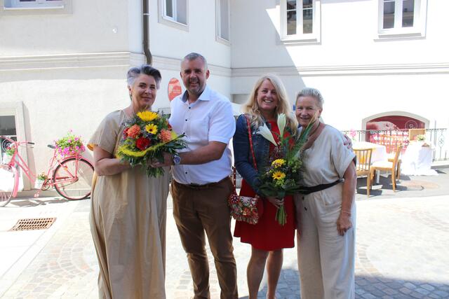 Bürgermeister Hannes Primus und Landtagsabgeordnete Claudia Arpa gratulierten Gerlinde Wagner (links) und Mitarbeiten Brigitte Joun zum einjährigen Bestehen.  | Foto: RMK