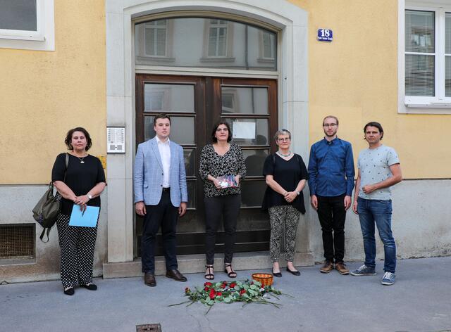 MuseumsCenter-Leiterin Susanne Leitner-Böchzelt, Kulturreferent Johannes Gsaxner, Obfrau des Vereins für Gedenkkultur Daniela Grabe, Stolperstein-Patin Veronika Fuhrmann, Thomas Meier und Heribert Macher-Kroisenbrunner vom Verein für Gedenkkultur (v.l.) vor dem Haus Peter-Tunner-Straße 18, wo die drei Gedenksteine für Familie Klinger verlegt wurden.  | Foto: Foto Freisinger/Russold