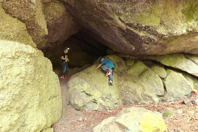 Größere Kinder können etwa auch Höhlen am Weg erkunden. | Foto: Kaiser