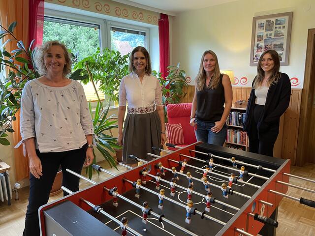 Nanda Brandauer-Doppler, Andrea Scharinger, Mariska Hefti und Magdalena Streitwieser von Pro Juventute.  | Foto: Thomas Fuchs