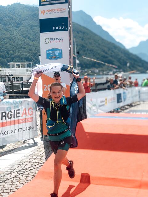 Esther Fellhofer von Asics Europe ist Siegerin auf der Gesamtdistanz. | Foto: Traunsee Bergmarathon