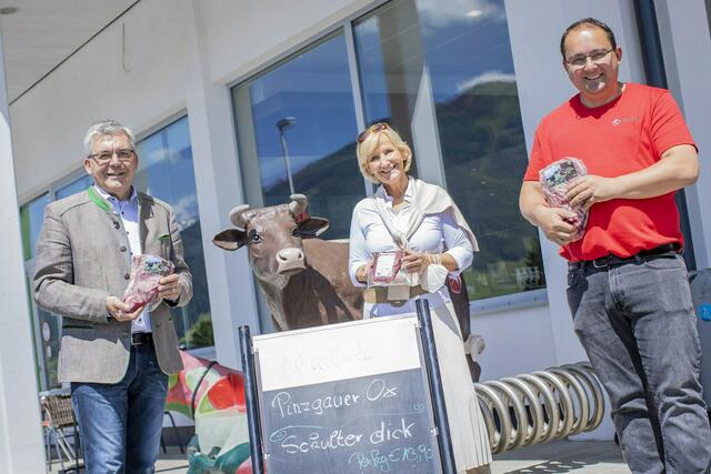 Landesrat Josef Schwaiger, Bürgermeisterin Sonja Ottenbacher und Fritz Rumpold vor der erweiterten Betriebsstädte | Foto: Landeskammer