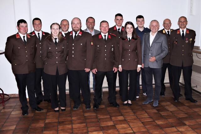 Simon Rettensteiner, Gerald Wimmer, Christina Ratzberger, Thomas Lehbrunner, Jakob Holzer, Johann Reibauer, Manfred Fuchshuber, Jakob Weixlbaumer, Victoria Pferzinger, Benjamin Fuchshuber, Karl Stegh, Josef Hirtenlehner, Bernhard Holzer (v. li.). | Foto: Franz Putz