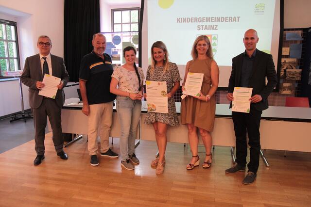 Bürgermeister Walter Eichmann (2.v.l.), Gemeindekassier Ernst Kahr (li), Ulrike Elsneg (3.v.l.) und Beatrice Saurer, Claudia Kiefer-Reiterer, Friedrich Scheer (v.l.) als Betreuer