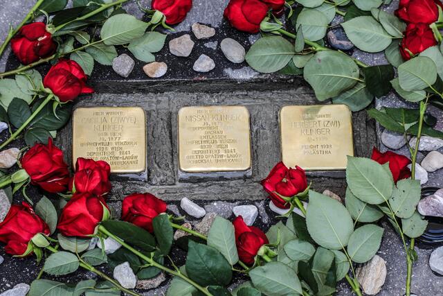 Zu den neuen Stolpersteinen wurden Steine und Rosen gelegt.  | Foto: Foto Freisinger/Russold