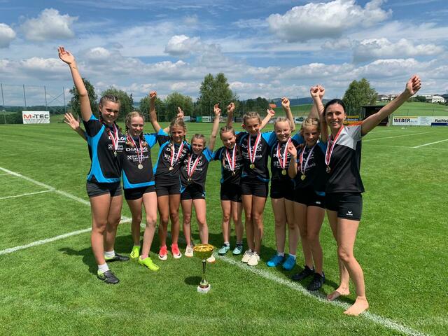 Die U12-Spielerinnen freuen sich über die Goldmedaille. | Foto: Foto: Sportunion Arnreit