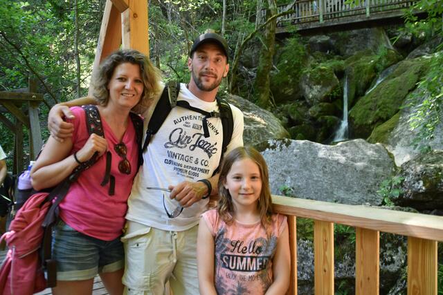 Martina, Roland und Tochter Valentina sind begeistert von den Myrafällen und starten gemeinsam und aktiv in die Ferien. | Foto: Preineder