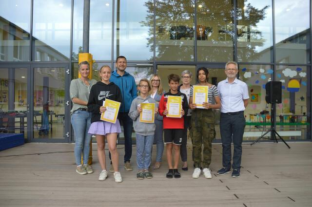 NMS/SMS Schubertviertel: Direktorin Susanna Stiftner, Ella Stockinger, Gerald Gastecker, Marco Hemm, Waltraud Brandstetter-Lorenz, Valentin Dorninger, Karin Stauber, Maria Platzer und Leopold Feilecker. | Foto: NMS/SMS Schubertviertel