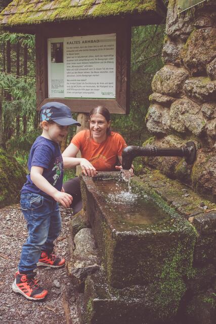 Für Kinder gibt es bei jeder Wanderung allerhand zu entdecken. | Foto: Simart Fotografie